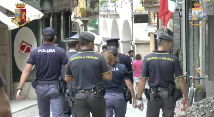 Quattro domesi arrestati: sono accusati di associazione per delinquere finalizzata alla frode fiscale e truffa