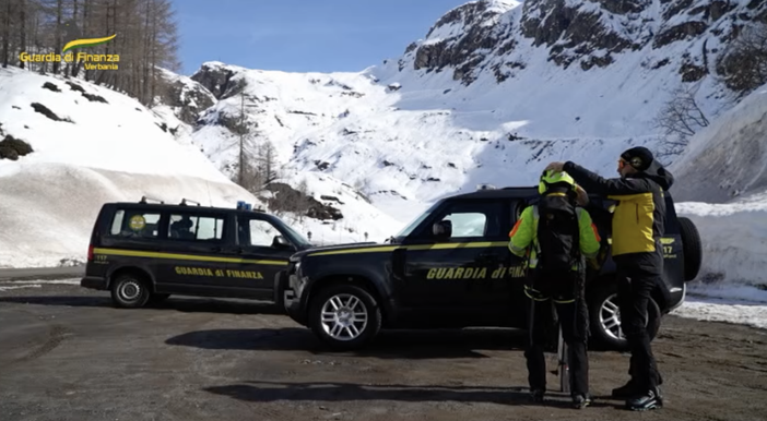 Tre ventenni lombardi bloccati sopra Devero, soccorsi dall'elicottero della Finanza VIDEO
