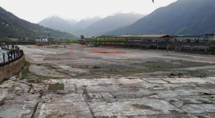 Non ancora del tutto demoliti i capannoni dell'ex Sisma Non ancora del tutto demoliti i capannoni dell'ex Sisma