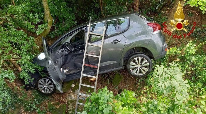 Domese esce di strada e finisce in un fosso a Mergozzo