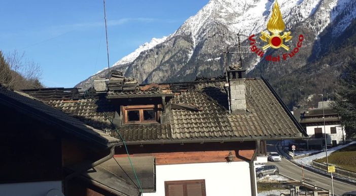 Premia, a fuoco il tetto di una casa in località Rozzaro Premia, a fuoco il tetto di una casa in località Rozzaro