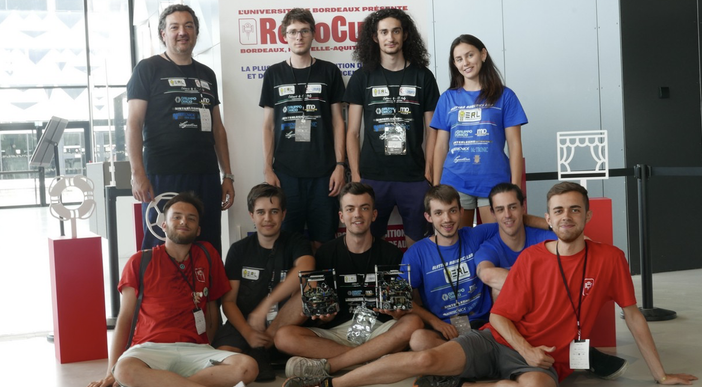 Il gruppo della provincia con i due team KiloHertz, Elettra Robotics Team, il prof. Sgrò ed i due giovani (ex) Davide Chiorlin ed Alex Vellone che hanno preso parte alla manifestazione in qualità di arbitri. Ed infine i due robot calciatori Viper 6 e Viper Beta Il gruppo della provincia con i due team KiloHertz, Elettra Robotics Team, il prof. Sgrò ed i due giovani (ex) Davide Chiorlin ed Alex Vellone che hanno preso parte alla manifestazione in qualità di arbitri. Ed infine i due robot calciatori Viper 6 e Viper Beta