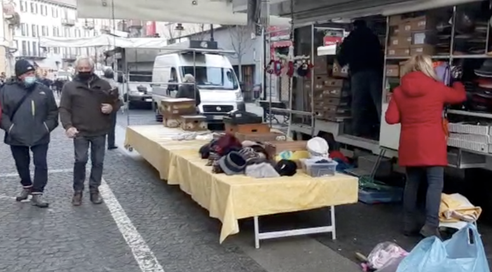 Monta la polemica a Domo, i commercianti del mercato attaccano il Comune: "Cacciati alle 15.30 mentre i Mercatini possono stare fino alle 18.30" VIDEO Monta la polemica a Domo, i commercianti del mercato attaccano il Comune: "Cacciati alle 15.30 mentre i Mercatini possono stare fino alle 18.30" VIDEO
