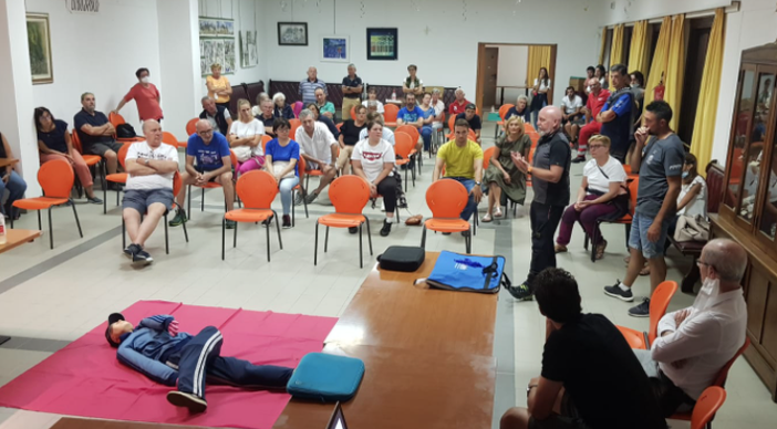 Bognanco, in tanti alla serata per imparare ad usare il defibrillatore