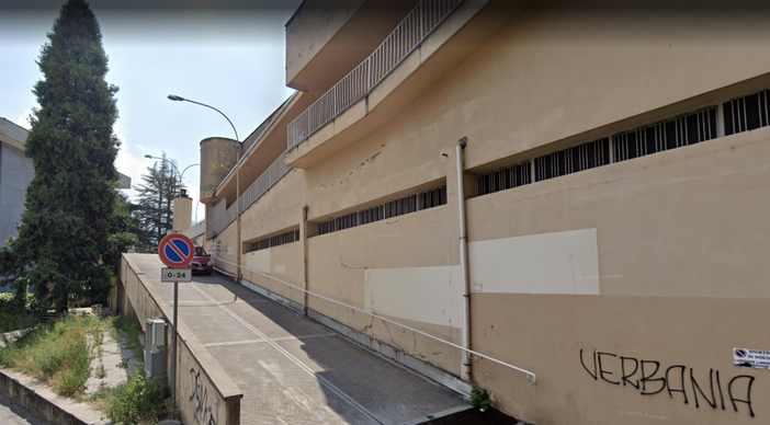 Una ragazza aggredita sopra l'Ovs in pieno centro a Domo