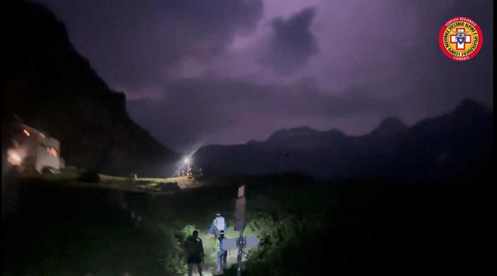 Escursionisti tedeschi bloccati nella notte in Formazza: il Soccorso Alpino recupera una comitiva di 27 persone Escursionisti tedeschi bloccati nella notte in Formazza: il Soccorso Alpino recupera una comitiva di 27 persone