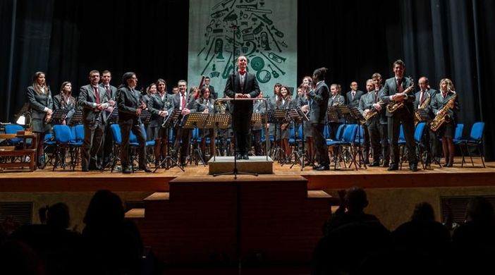 Foto: da sinistra il direttore della banda Riccardo Armari, il maestro Franco Cesarini e il presidente della Filarmonica, Daniele Gnoato