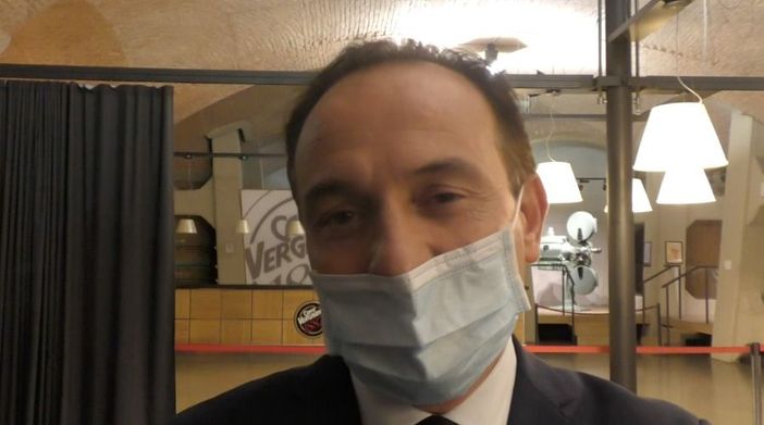 Nuova ordinanza di Cirio, mascherina obbligatoria all'aperto. Il governatore invita a fare tamponi prima dei pranzi e delle cene di Natale