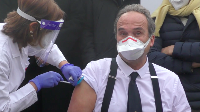 V-Day, un anno dopo. Il virologo Di Perri: "È ora di aggiornare il vaccino" V-Day, un anno dopo. Il virologo Di Perri: "È ora di aggiornare il vaccino"