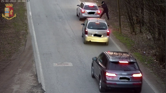 Colpo alla spaccio nei boschi del Varesotto, sgominata la "banda di Kamal" che gestiva un traffico di droga anche in Piemonte FOTO