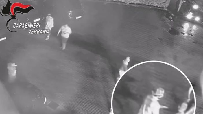 Accoltellò due uomini fuori dal locale notturno: arrestato dai carabinieri VIDEO Accoltellò due uomini fuori dal locale notturno: arrestato dai carabinieri VIDEO