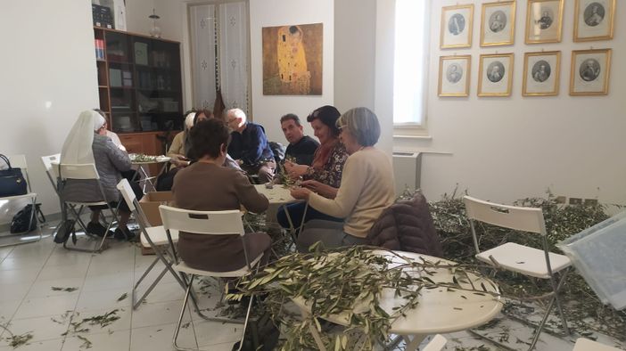 I volontari della parrocchia al lavoro per  imbustare i rami d'ulivo pasquali  VIDEO I volontari della parrocchia al lavoro per  imbustare i rami d'ulivo pasquali  VIDEO