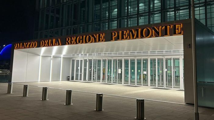 Il Grattacielo della Regione illuminato di arancione contro la violenza sulle donne Il Grattacielo della Regione illuminato di arancione contro la violenza sulle donne