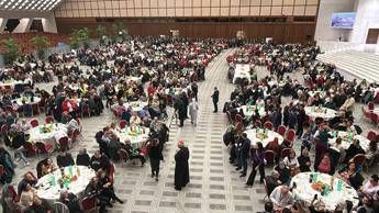 Papa a tavola coi poveri, appello ai governi: "Ascoltate il loro grido"
