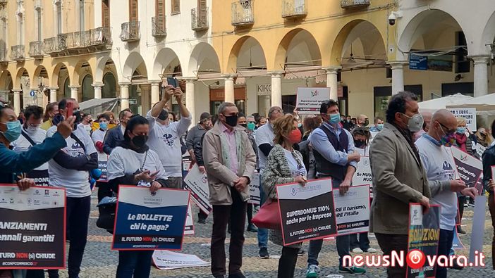 Commercianti in piazza a Novara: &quot;Vogliamo lavorare!&quot; FOTO E VIDEO