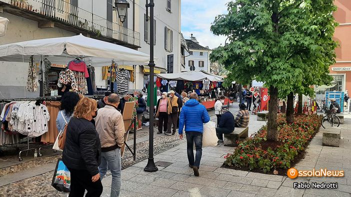 Pochi svizzeri al mercato di Domo nonostante norme meno severe e il Corpus Domini Pochi svizzeri al mercato di Domo nonostante norme meno severe e il Corpus Domini