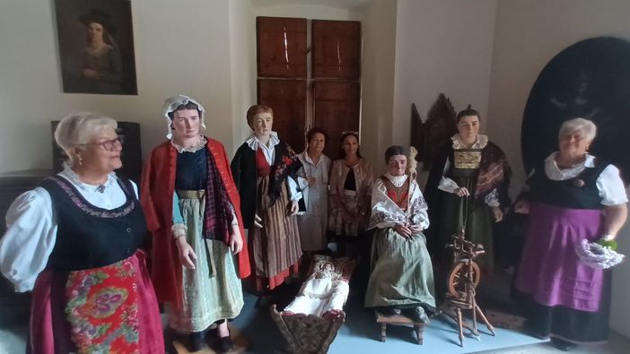 Presentati i restauri dei manichini con i costumi ossolani