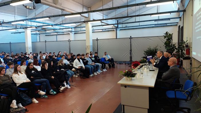 A lezione di economia con il professor Carlo Cottarelli A lezione di economia con il professor Carlo Cottarelli