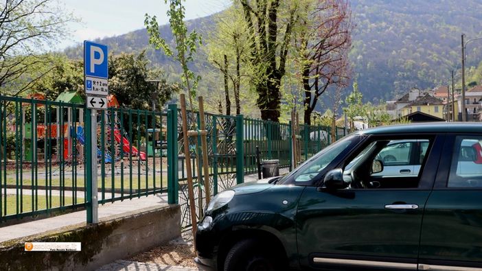 I cartelli di sosta spunati nel parcheggio di via Zonca