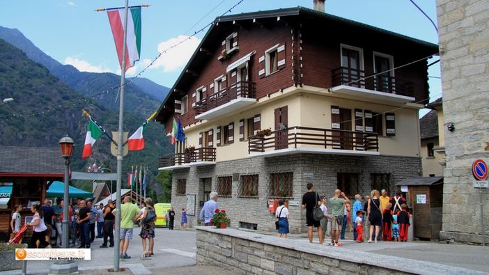 Bucate le gomme di due automezzi a Bannio Anzino