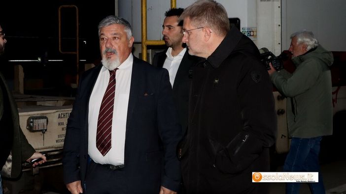 Curzio Boaretto (a sinistra) con l'europarlamentare Carlo Fidanza allo scalo di Domo 2