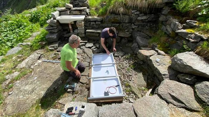 Pannello solare, luce e prese Usb per il bivacco “Amici della Val Moriana”