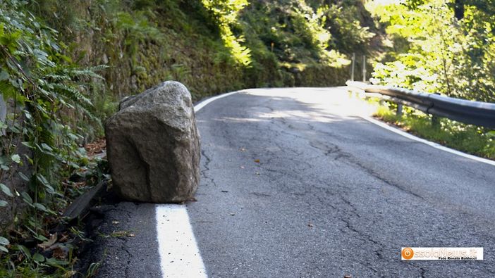 Ancora sulla strada il masso caduto 10 giorni fa ad Anzino