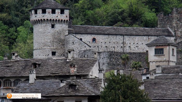 I ragazzi del liceo classico celebrano l'arrivo dell'estate al castello di Vogogna I ragazzi del liceo classico celebrano l'arrivo dell'estate al castello di Vogogna