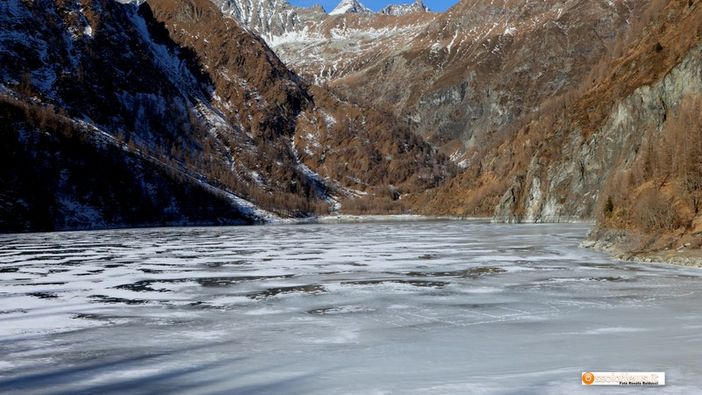 Foto: inizio d'anno con il lago ghiacciato alla diga di Cheggio, in alta valle Antrona