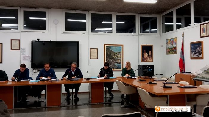 Foto: il consiglio comunale  con i banchi della minoranza vuoti