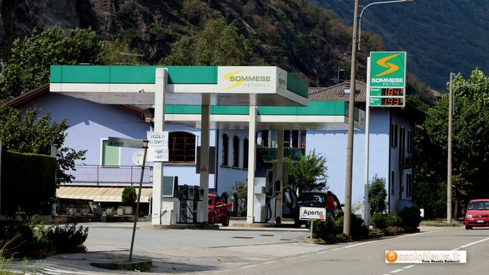 Benzina a 2,7 in autostrada. In Ossola e oltre confine resta sotto i 2 euro