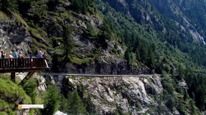 Foto: la strada statale che sale alla cascata