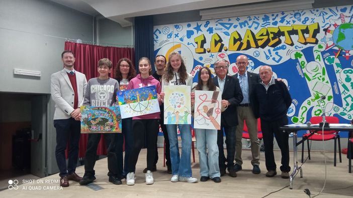 Quattro studenti della “Casetti” vincono il concorso Lions “Un poster per la pace 2025” Quattro studenti della “Casetti” vincono il concorso Lions “Un poster per la pace 2025”