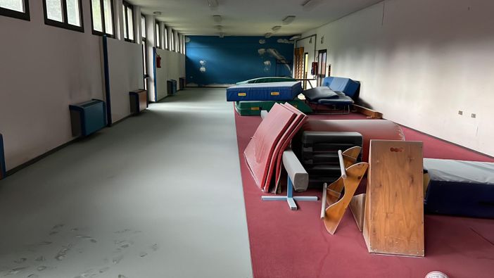 Vandali in azione alla palestra del Peep, estintori svuotati e porte danneggiate