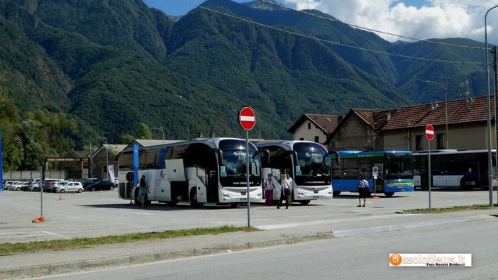 Foto: il parcheggio della Vigezzina, utilizzato per il trasbordo dei passeggeri della linea del Sempione Foto: il parcheggio della Vigezzina, utilizzato per il trasbordo dei passeggeri della linea del Sempione
