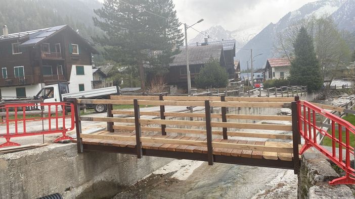 Macugnaga, rifatta la passerella sul torrente Tambach Macugnaga, rifatta la passerella sul torrente Tambach