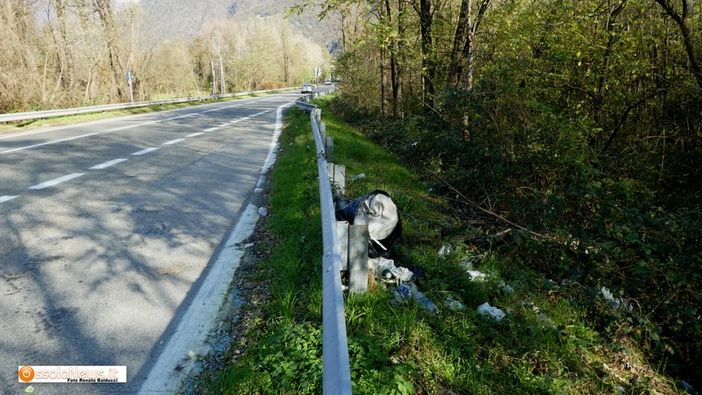 Immondizia abbandonata da 3 mesi in una piazzola della statale 33 Immondizia abbandonata da 3 mesi in una piazzola della statale 33
