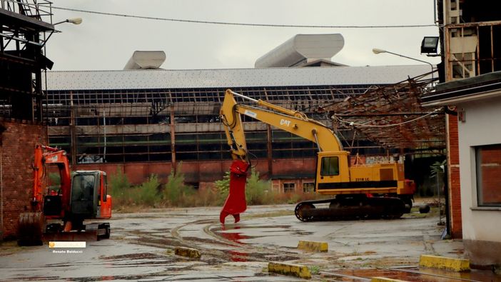 Sisma, iniziata la demolizione dell'ex bulloneria