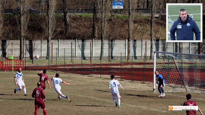 Foto: unmomento di Villa-Serravallese e nel riquadro  l'allenatore Manolo Giampaolo