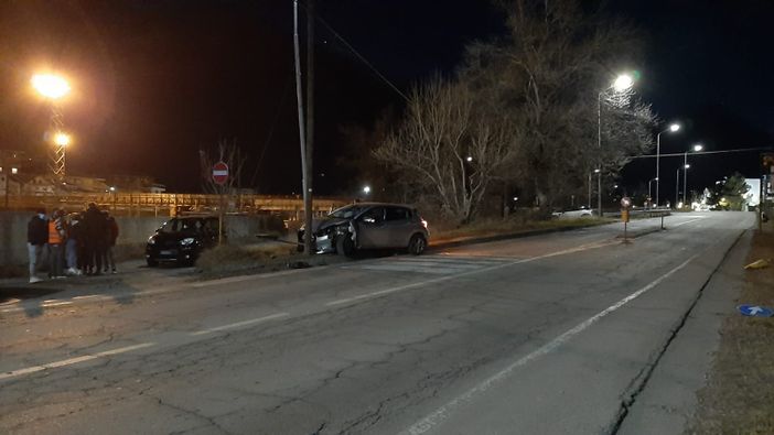 Incidente domenica notte in via Piave, auto va sbattere contro un palo della luce FOTO