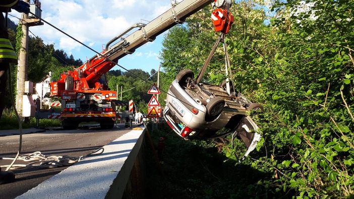 Auto in una scarpata, illeso il conducente