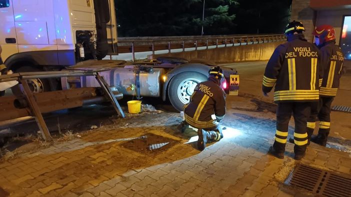 Tir colpisce il guardrail e rompe il serbatoio Tir colpisce il guardrail e rompe il serbatoio