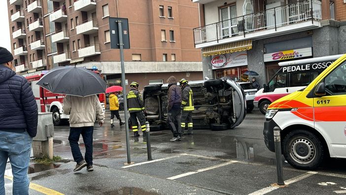 Va a sbattere contro due auto parcheggiate e si ribalta FOTO
