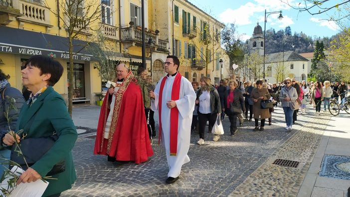 Domenica delle Palme, folla di fedeli per la processione e la benedizione dell'ulivo FOTO