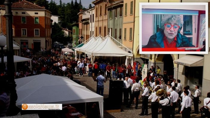 Uno scorcio della piazza di Mercato Saraceno, era maggio 2010. Nel riquadro il sindaco Morena Rossi