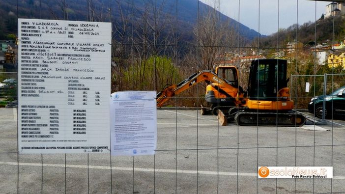 Si lavora per posare il vecchio sbozzatore del laminatoio Si lavora per posare il vecchio sbozzatore del laminatoio