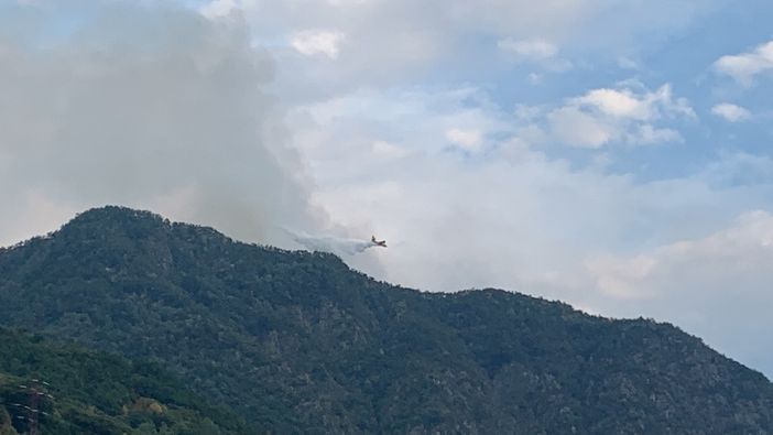 Incendio tra Cosasca e Beura, ancora in azione elicottero e Canadair