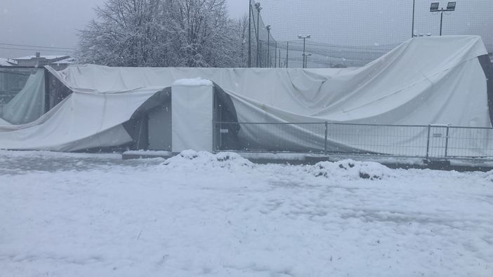 La neve sfonda la copertura del campo di padel al Curotti La neve sfonda la copertura del campo di padel al Curotti
