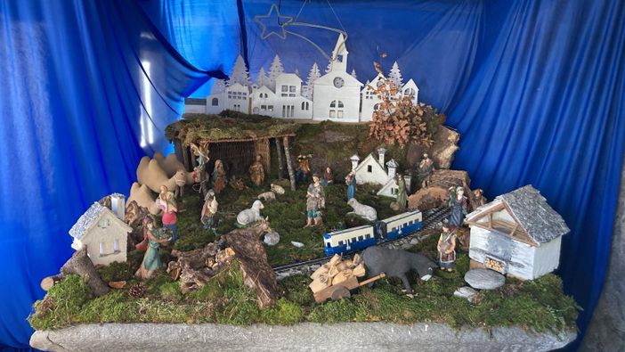 Coimo si veste a festa con gli originali presepi FOTO