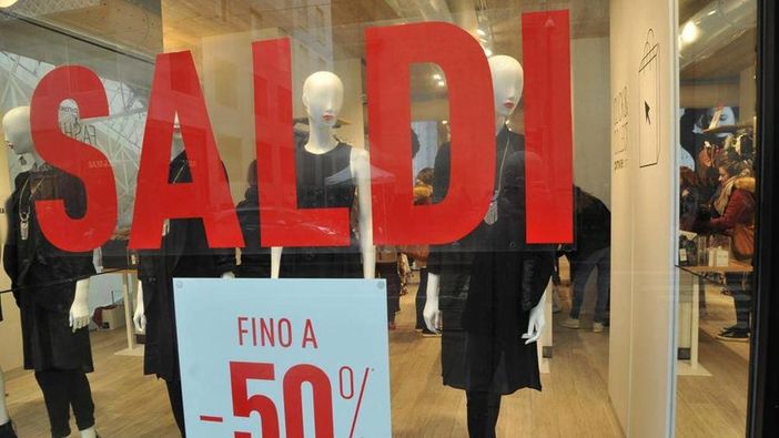 Saldi, metà dei piemontesi spenderà non più di 100 euro